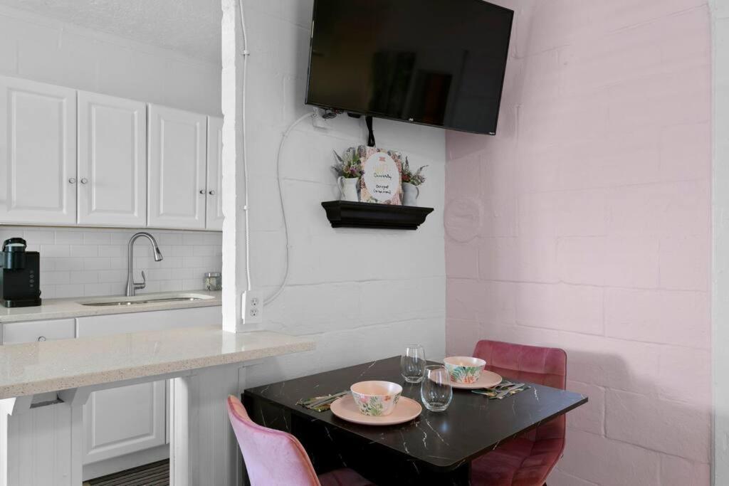 The Pink Oasis Waterfront 1 Bed Apt Apartment Tampa Exterior foto