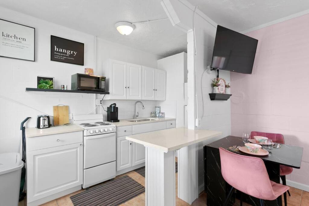 The Pink Oasis Waterfront 1 Bed Apt Apartment Tampa Exterior foto
